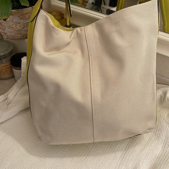 COACH - Avery Hobo in canvas and chartreuse -F28911- EUC❤️ - Picture 3 of 11